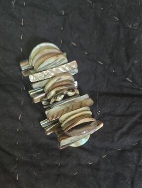 Natural Shell Bead Stretch Bracelet - Neutral Tones